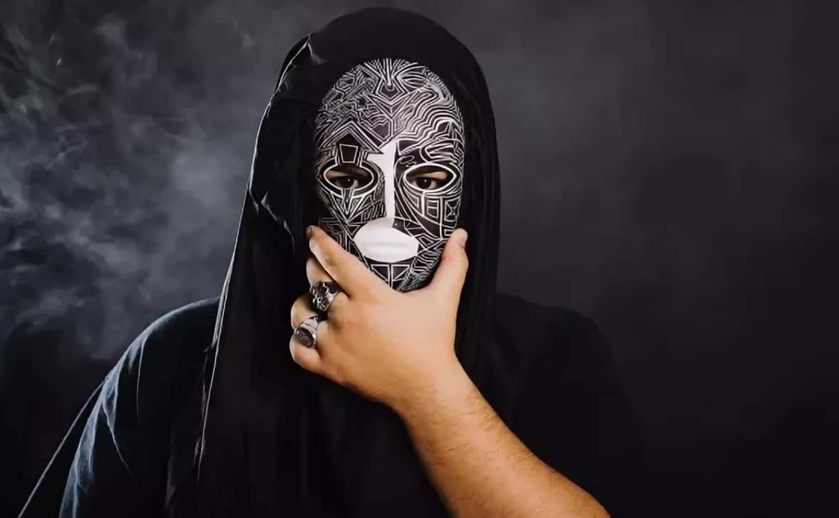 Видео там маска. Человек в маске. Человек в черной маске. Человеческие маски. Крутые маски.